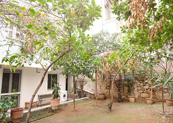 Quiet And Central Flat With Private Backyard Garden