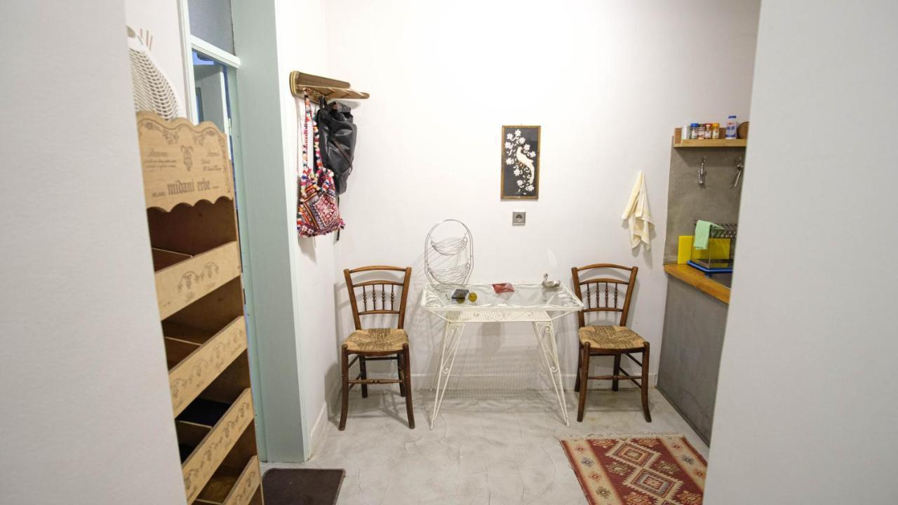 Quiet And Flat With Private Backyard Garden Apartment *