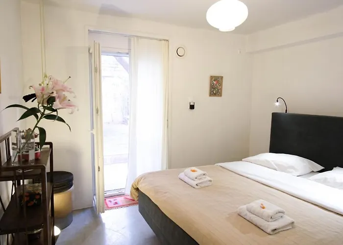 Quiet And Central Flat With Private Backyard Garden