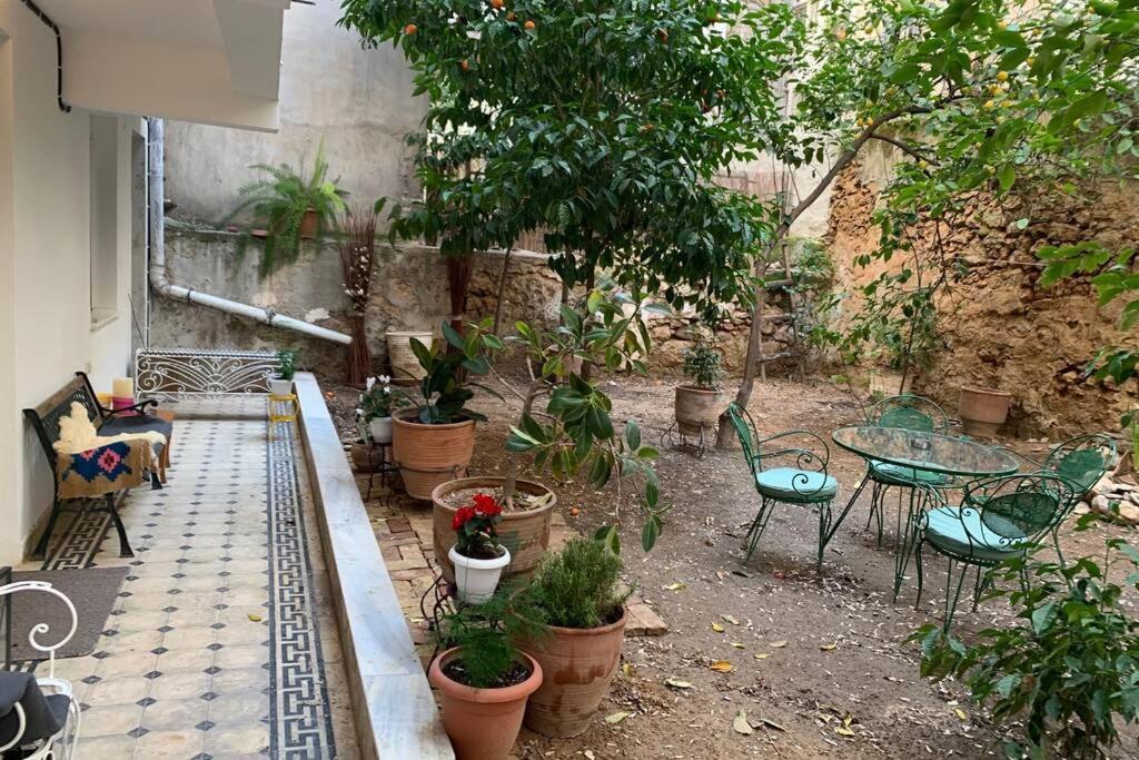 Quiet And Flat With Private Backyard Garden Apartment *