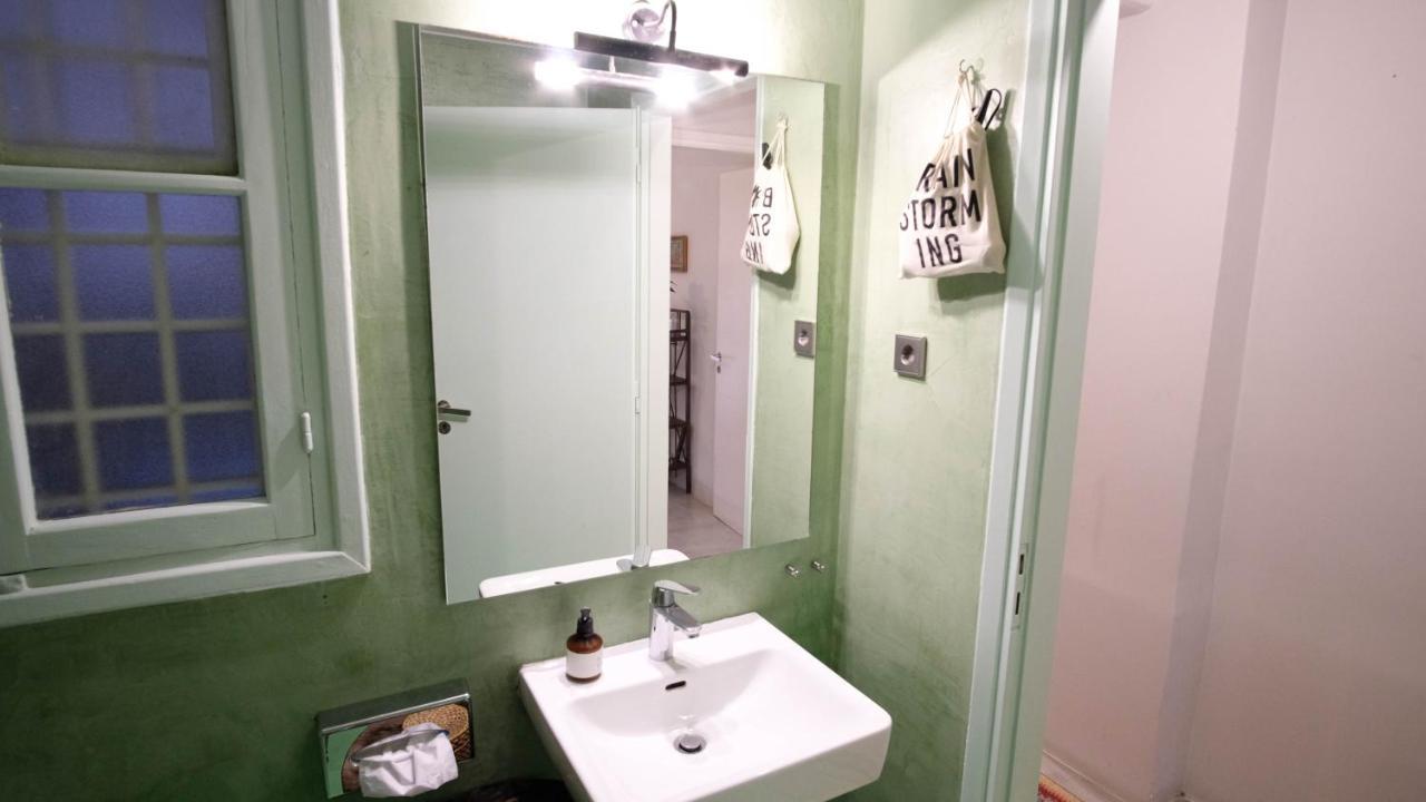 Quiet And Flat With Private Backyard Garden Apartment *